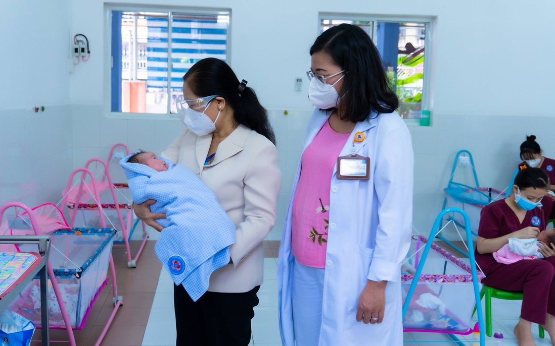 Chủ tịch HĐND TPHCM Nguyễn Thị Lệ thăm, tặng quà trẻ sơ sinh có mẹ là F0