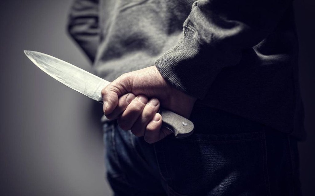 Cãi nhau, chồng dùng dao cắt cổ vợ