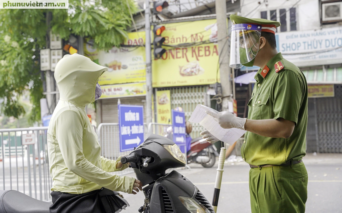 Người dân tìm cách ứng phó khi Hà Nội siết quy định về giấy đi đường 