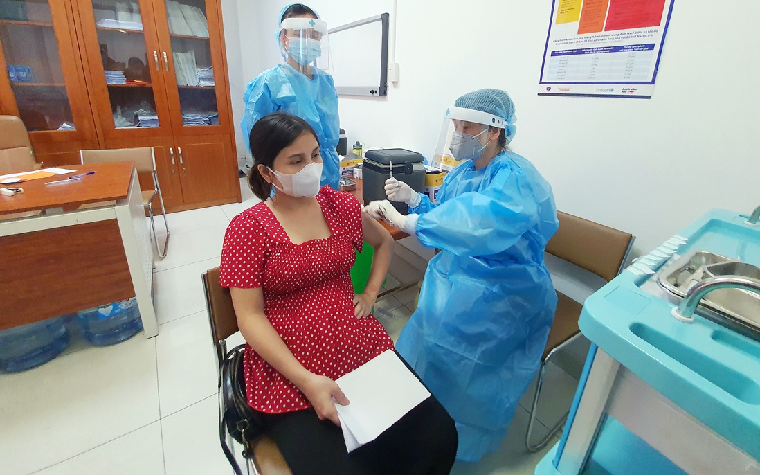 500 thai phụ ở Hà Nội được tiêm vaccine phòng Covid-19