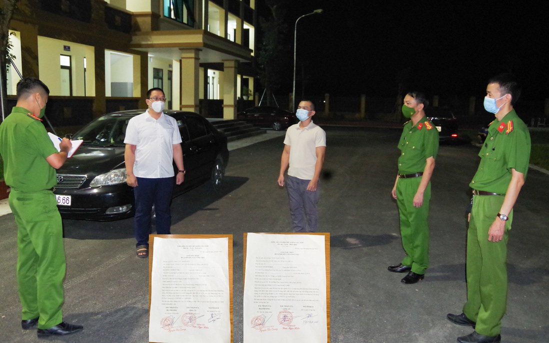 Hà Nam: Bắt khẩn cấp 2 đối tượng làm giả giấy xác nhận đi lại để thông chốt