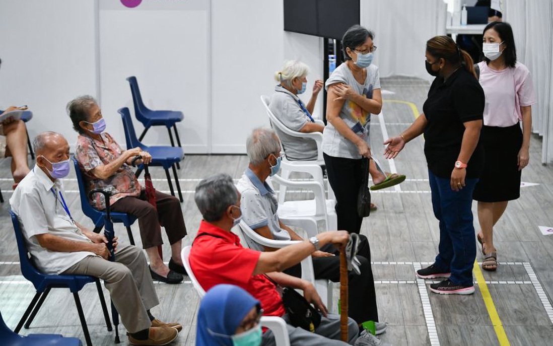 Singapore sẽ tiêm nhắc lại vaccine ngừa Covid-19 cho nhóm người cao tuổi và nhóm suy giảm miễn dịch