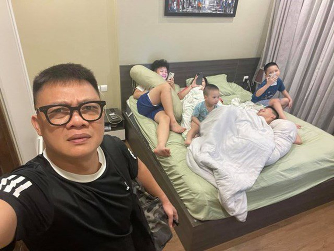 4 con trai nằm kín giường, BTV đông con nhất VTV Quang Minh: "Mất sạch, chẳng còn gì"