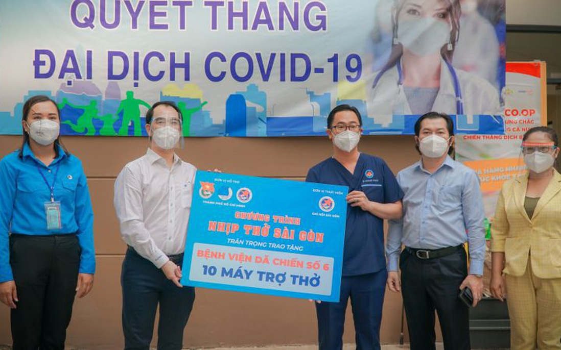Hội doanh nhân trẻ TPHCM trao tặng 50 máy trợ thở đến các bệnh viện dã chiến