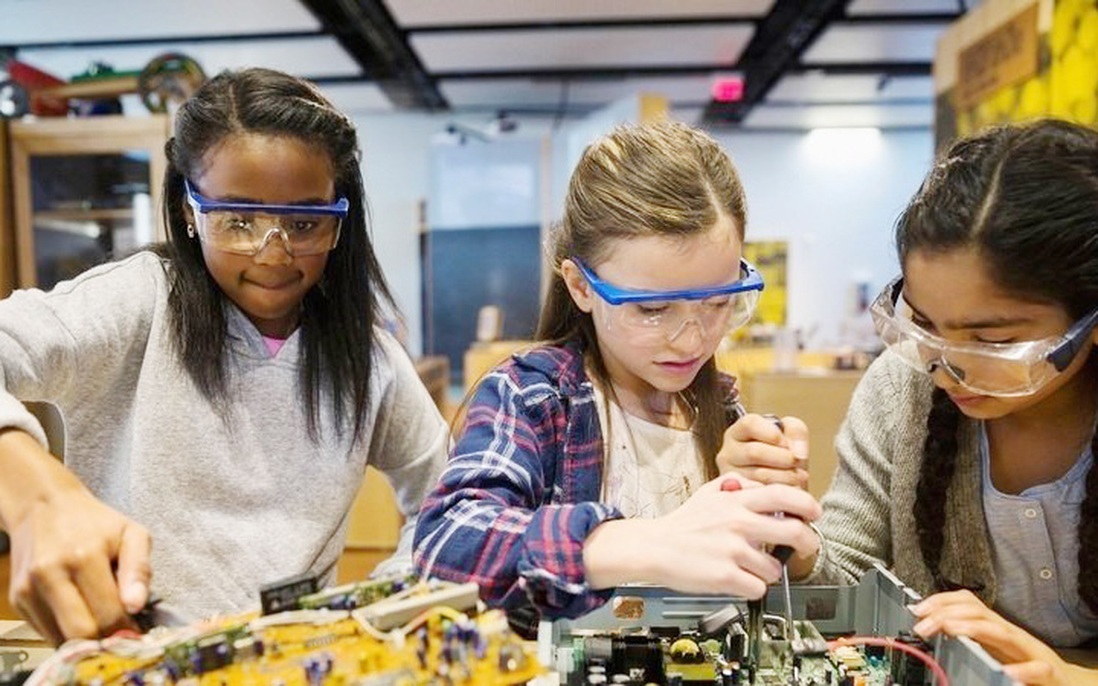 Khai phá tiềm năng khoa học của trẻ em gái qua hội trại STEM