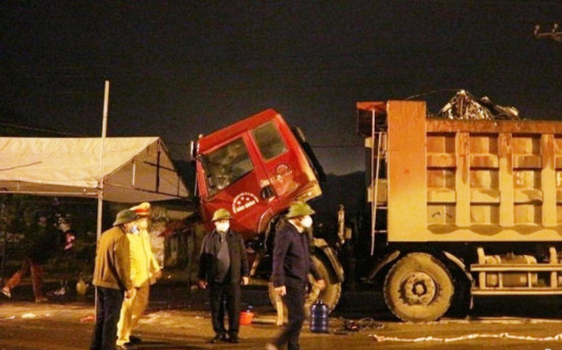 Thanh Hóa: Xe tải đâm vào xe máy, 4 người trong 1 gia đình tử vong