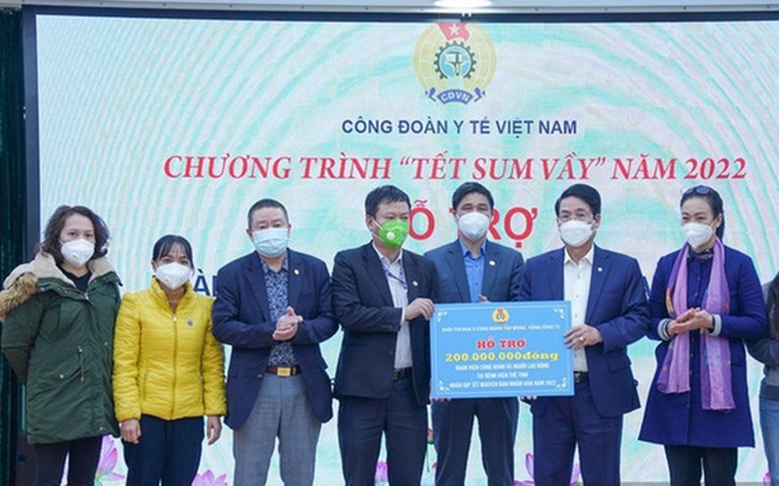 Trao hỗ trợ cho nhân viên y tế BV Tuệ Tĩnh bị nợ lương