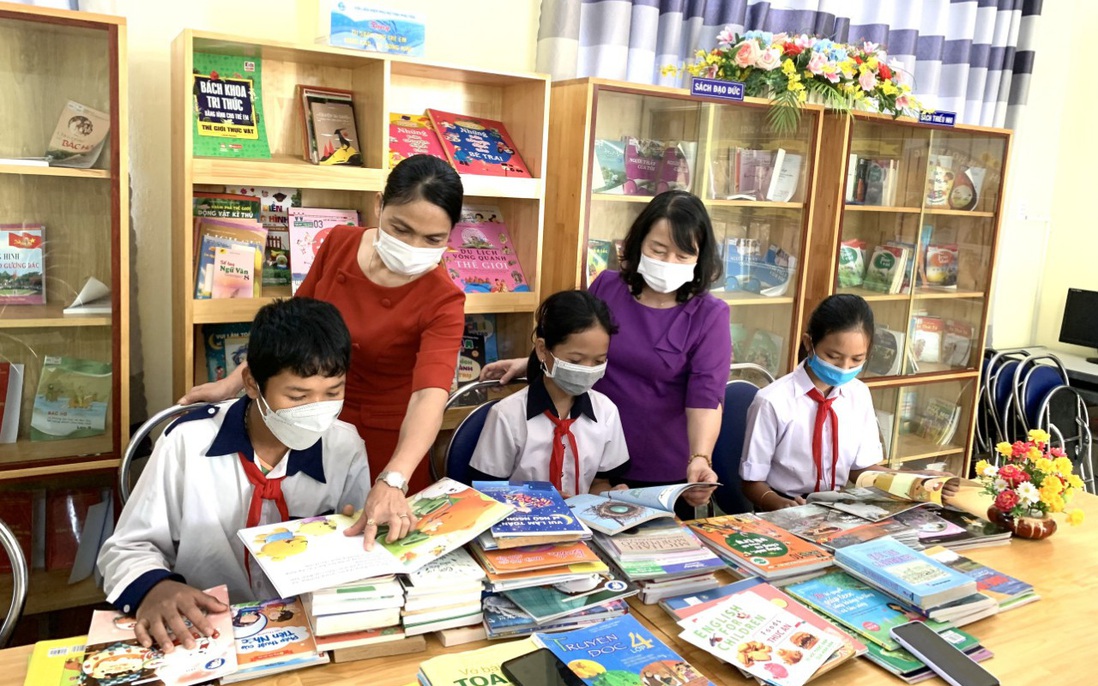 Hội LHPN tỉnh Phú Yên tặng “Tủ sách văn hóa cho trẻ em vùng cao” 