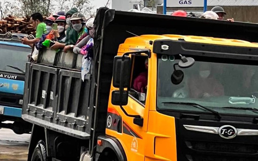 Quảng Nam: Chính quyền dùng xe tải đưa học sinh, người dân vượt lũ về nhà