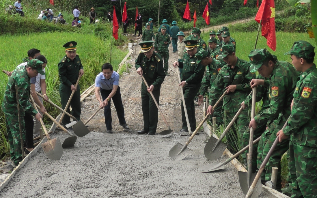 Lào Cai: Bộ đội biên phòng giúp bà con biên giới làm đường bê tông