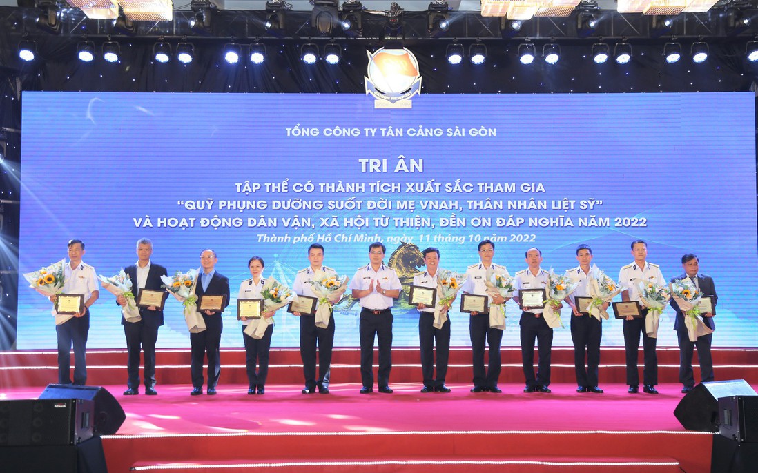 Trao thưởng 11 tập thể thực hiện tốt “Quỹ phụng dưỡng Mẹ Việt Nam Anh hùng, thân nhân liệt sĩ”