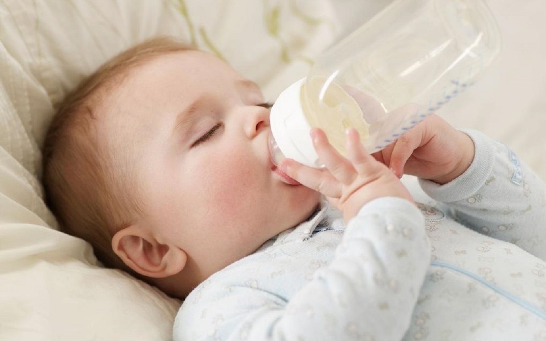 Cuộc khủng hoảng nguồn cung sữa bột tiết lộ những vấn đề của các gia đình Mỹ trong việc nuôi con