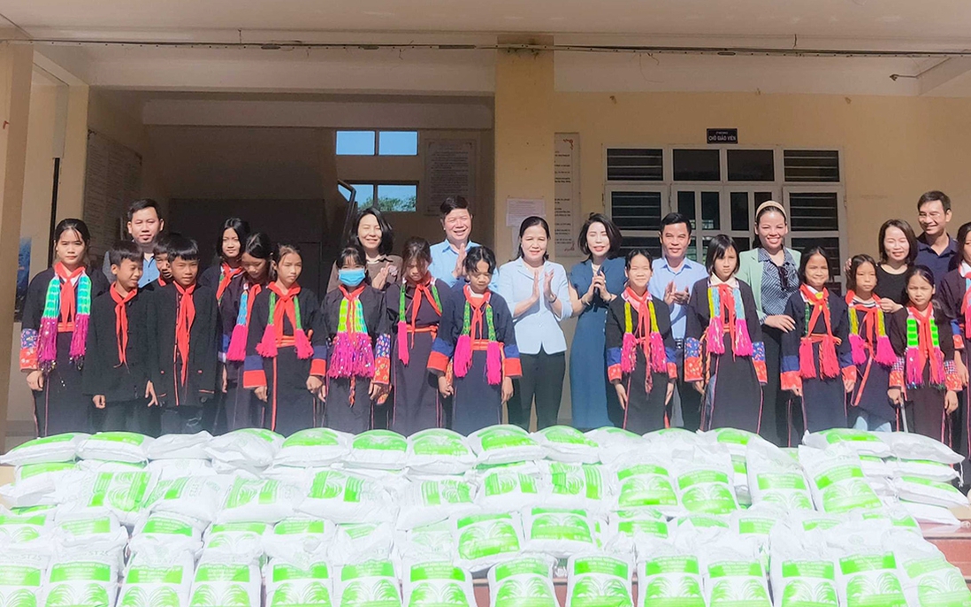 Thăm, trao quà cho học sinh và hộ nghèo huyện miền núi Quảng Ninh