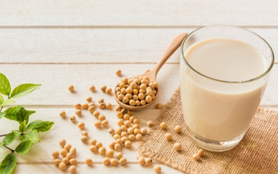 Chuyên gia dinh dưỡng nói gì về việc uống sữa đậu nành sẽ gây u xơ tử cung? 