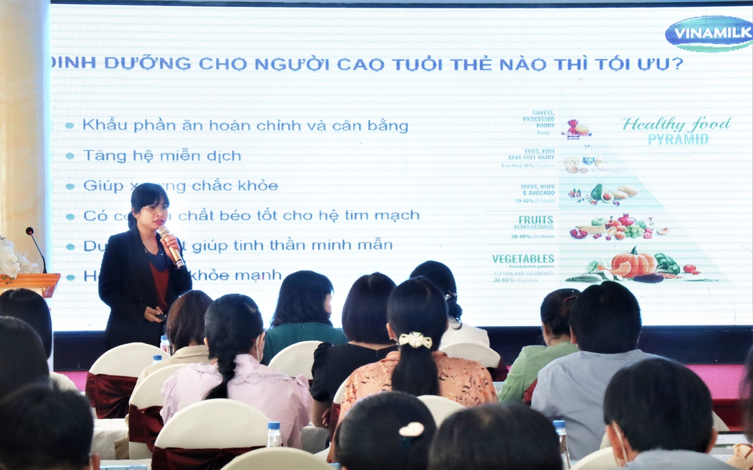 Vinamilk và Câu lạc bộ Điều dưỡng trưởng Việt Nam tập huấn chăm sóc sức khỏe trẻ em và người cao tuổi