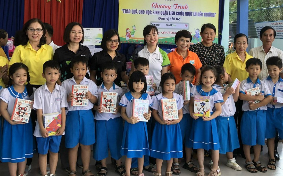 Tặng sách cho học sinh Đà Nẵng bị ảnh hưởng bởi trận lụt lịch sử