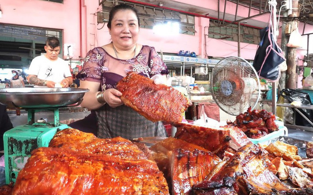 Da heo quay giòn bán nửa triệu đồng/kg, khách xếp hàng đông nghẹt