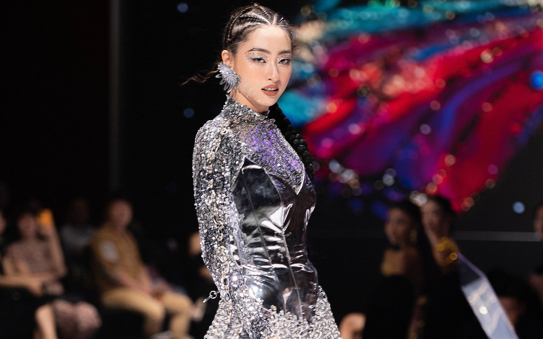 Lương Thùy Linh diện trang phục kim loại lấy cảm hứng từ phim viễn tưởng