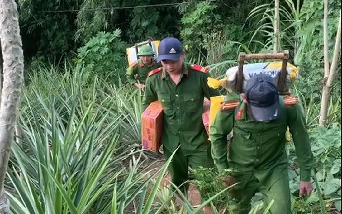 Cán bộ cắt rừng, vượt khe gùi thực phẩm tiếp tế người dân bị cô lập ở Kỳ Sơn