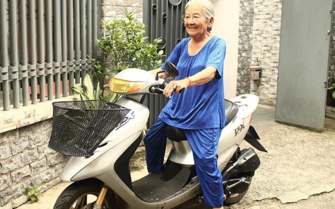 Nữ diễn viên 91 tuổi vẫn chạy xe máy, mỗi ngày tập 1 động tác 109 lần