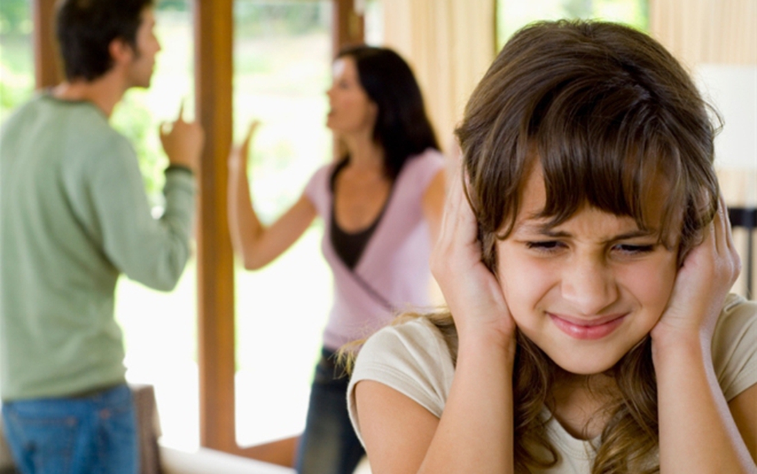 4 hậu quả tai hại khi con thường xuyên chứng kiến cha mẹ cãi vã