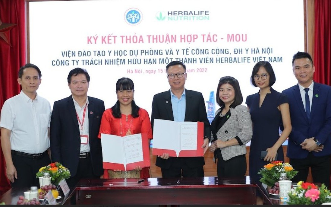 18 nữ sinh viên và bác sĩ nội trú xuất sắc ngành dinh dưỡng của trường Đại học Y Hà Nội nhận học bổng