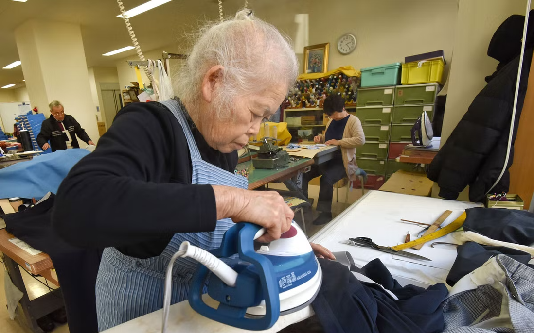 Nhật Bản: Người trẻ đổ xô ra nước ngoài, người già chật vật bù đắp thiếu hụt lao động