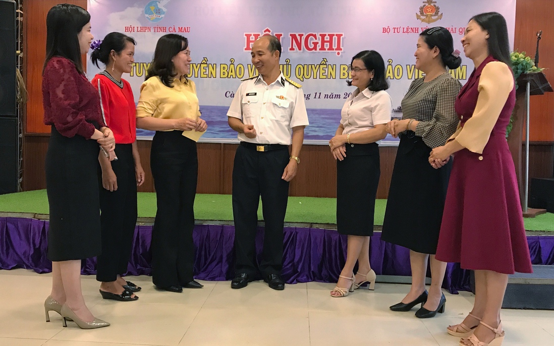 Vùng 5 Hải quân tuyên truyền biển, đảo cho cán bộ Hội phụ nữ Cà Mau