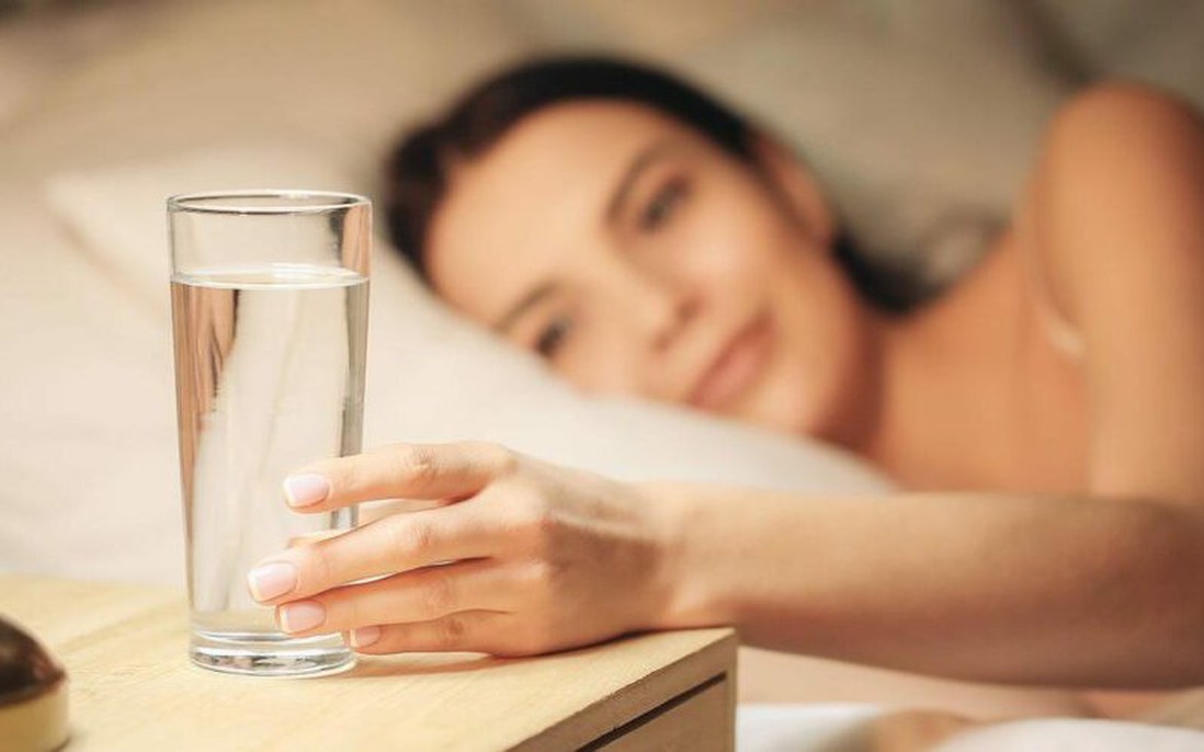 Có nên uống nước trước khi ngủ?