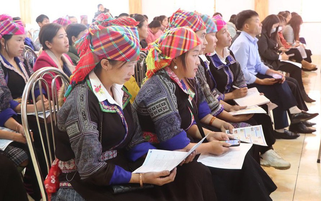 Chia sẻ thông tin về đào tạo nghề, giới thiệu, tạo việc làm cho phụ nữ huyện nghèo ở Yên Bái