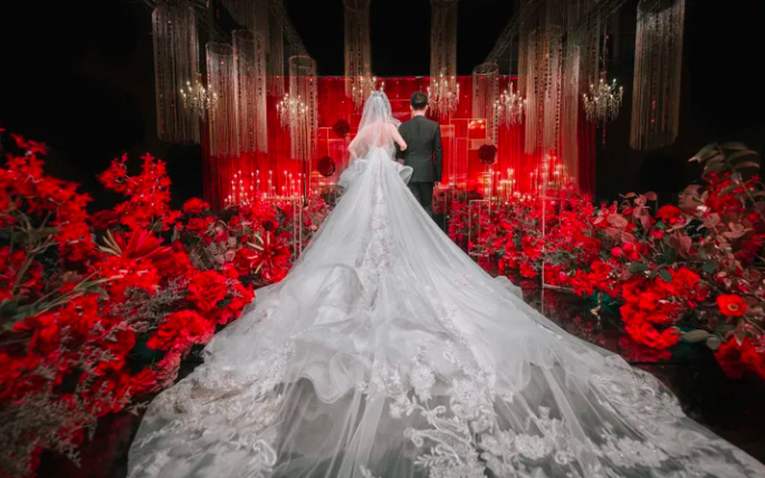 Đám cưới phong cách châu Âu sang trọng trong không gian ngập sắc đỏ 