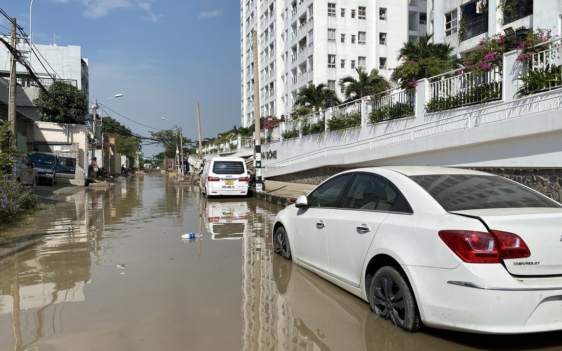 TP.HCM: Nước ngập hơn 12 tiếng chưa rút, phương tiện chết máy la liệt