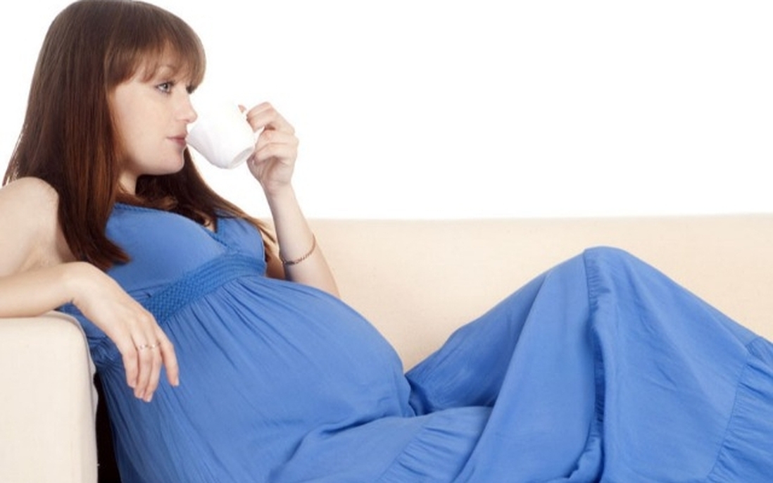 Mẹ bầu mê uống cà phê hàng ngày có thể khiến bé sinh ra bị thấp?
