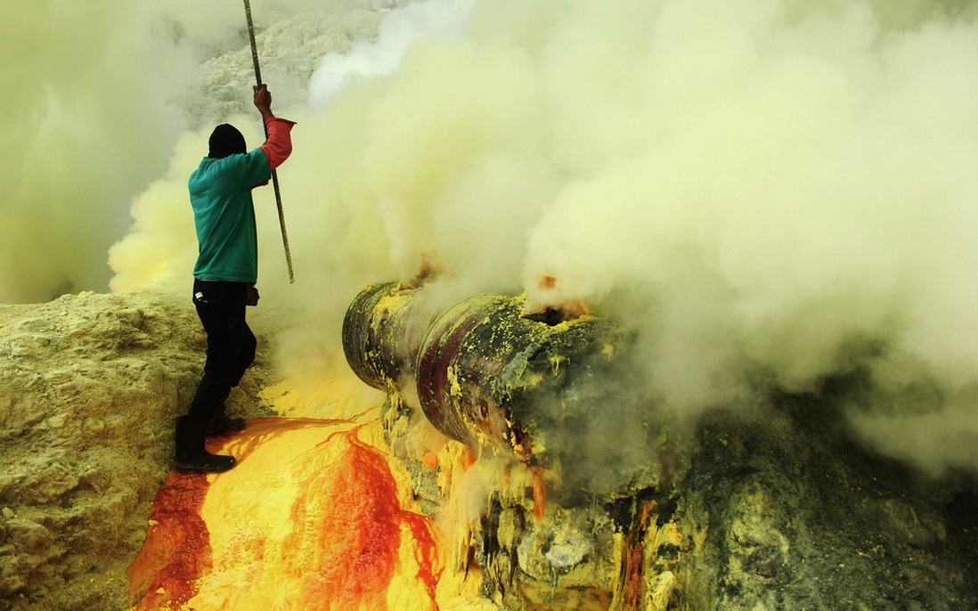 Nghề khai thác mỏ trên miệng núi lửa ở Indonesia: Liều mạng với Tử thần
