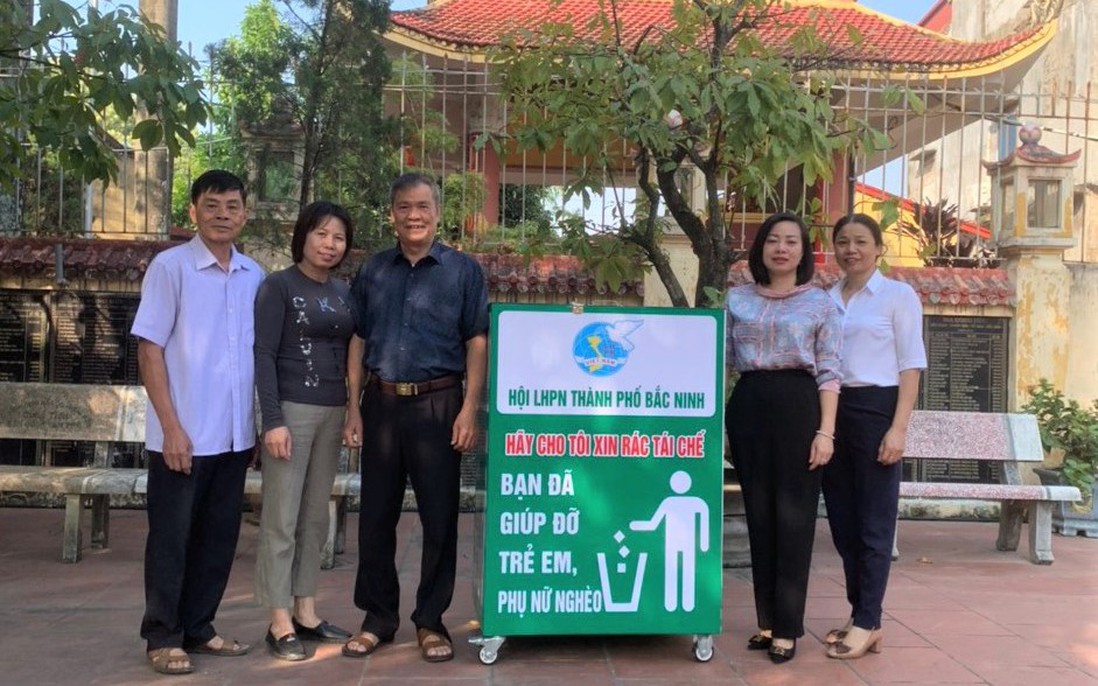 Hội LHPN TP Bắc Ninh triển khai mô hình “Thu gom rác thải tái chế tại các khu tâm linh”