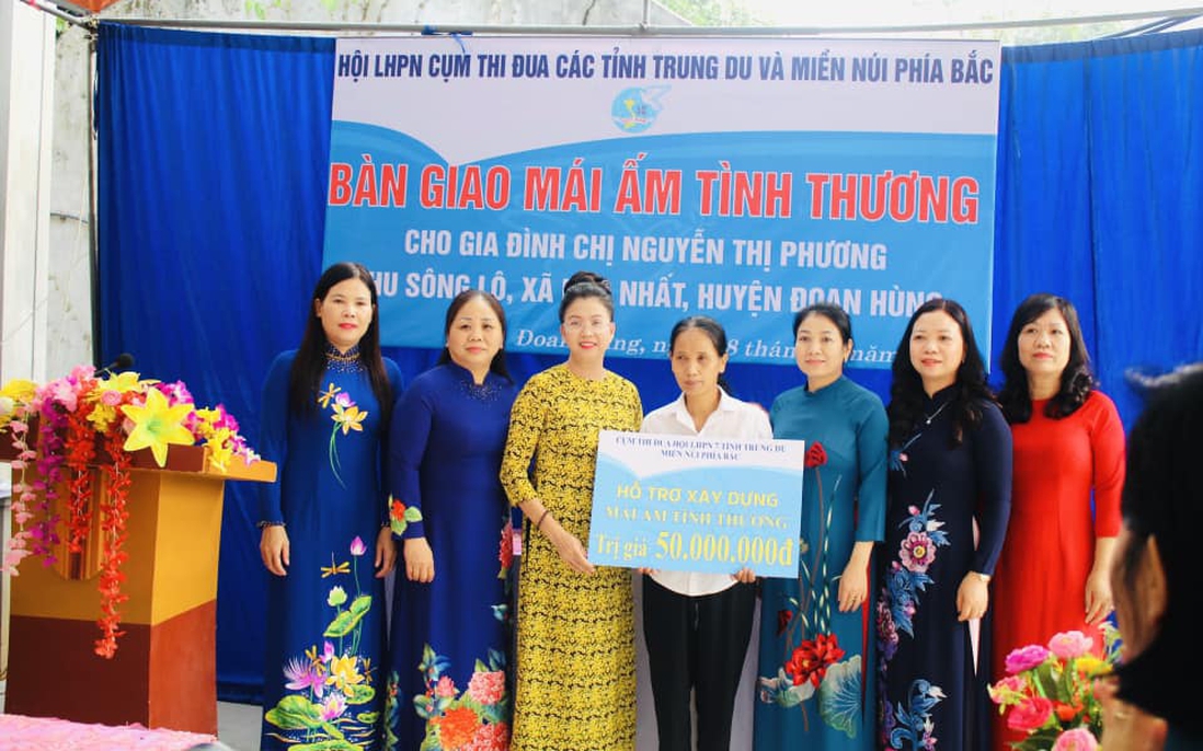 Hội LHPN các tỉnh trong Cụm thi đua Trung du và miền núi phía Bắc trao tặng "Mái ấm tình thương" cho phụ nữ nghèo
