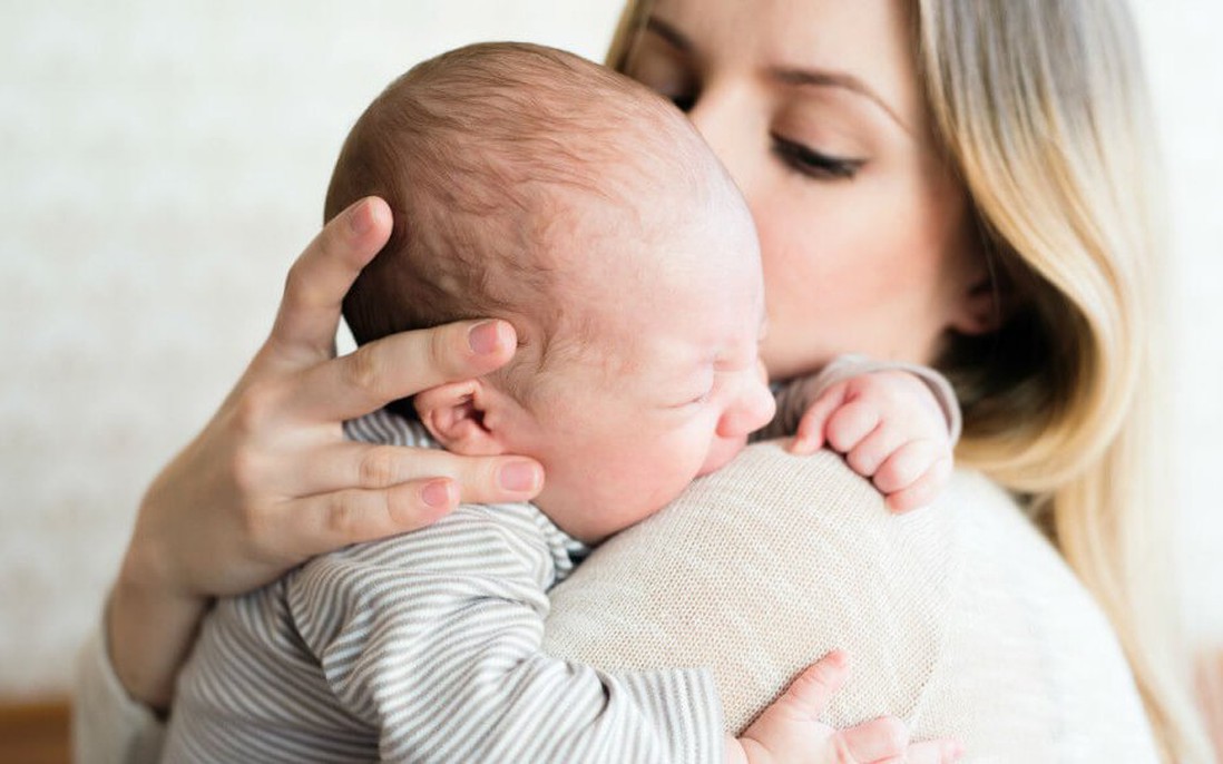 Trẻ sơ sinh không chịu ngủ, mẹ nên làm gì?