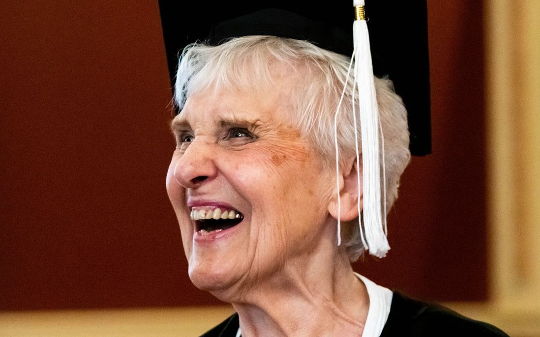 Người phụ nữ 90 tuổi nhận bằng tốt nghiệp sau 7 thập kỷ vào đại học