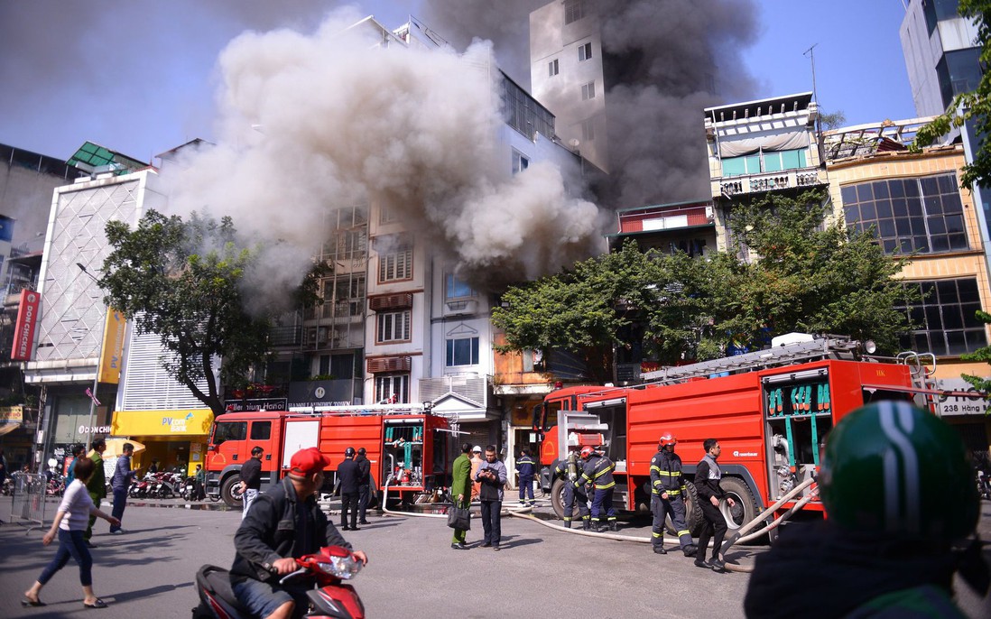 Hà Nội: Cháy lớn tại ngôi nhà 3 tầng trên phố Hàng Bông