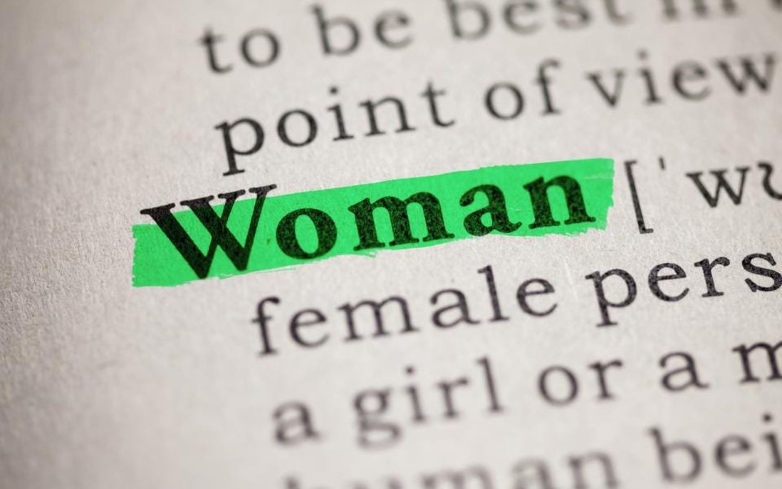 Từ điển Cambridge cập nhật định nghĩa từ “phụ nữ” bao gồm phụ nữ chuyển giới