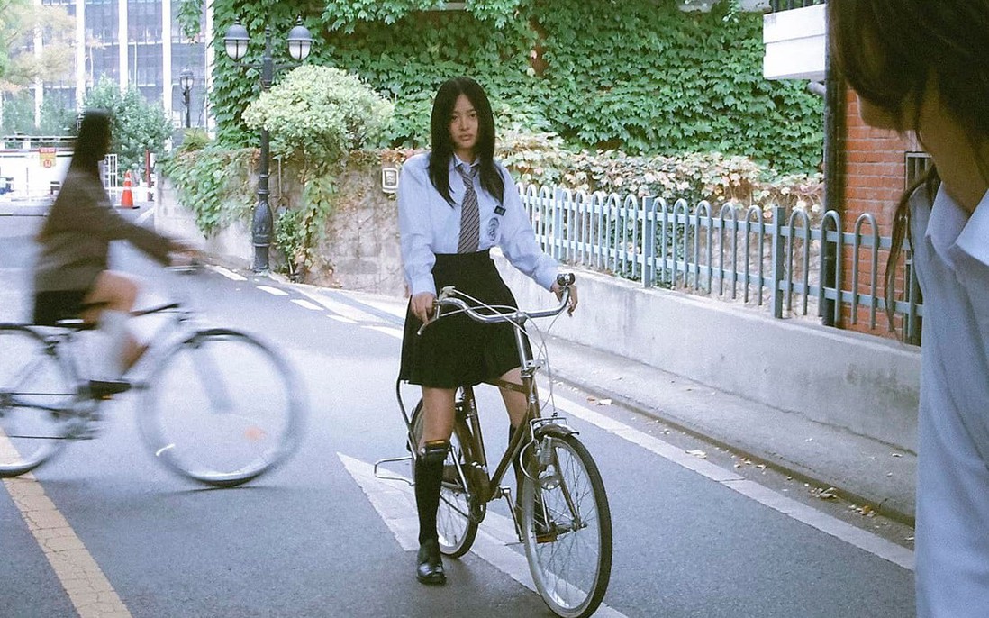 Nữ idol gốc Việt Hanni "lấn lướt" các thành viên khác trong MV mới của NewJeans