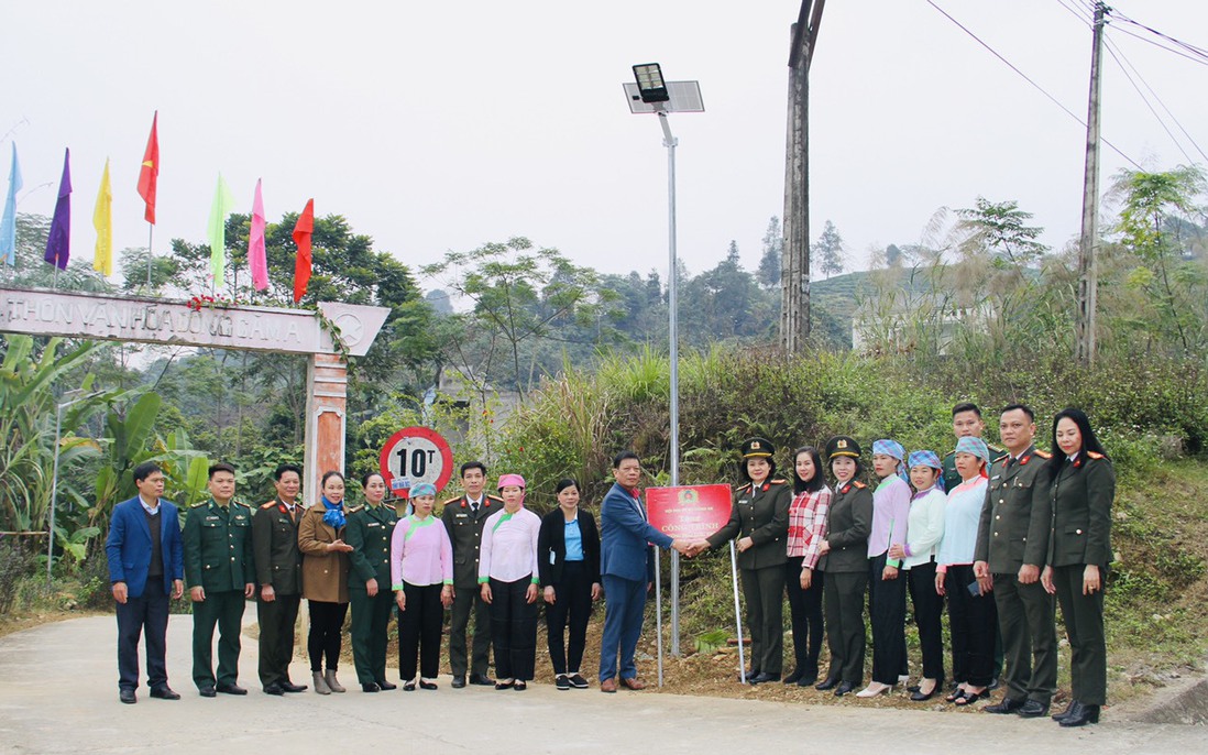 Hội Phụ nữ Bộ Công an "Đồng hành cùng phụ nữ biên cương" ở Lào Cai