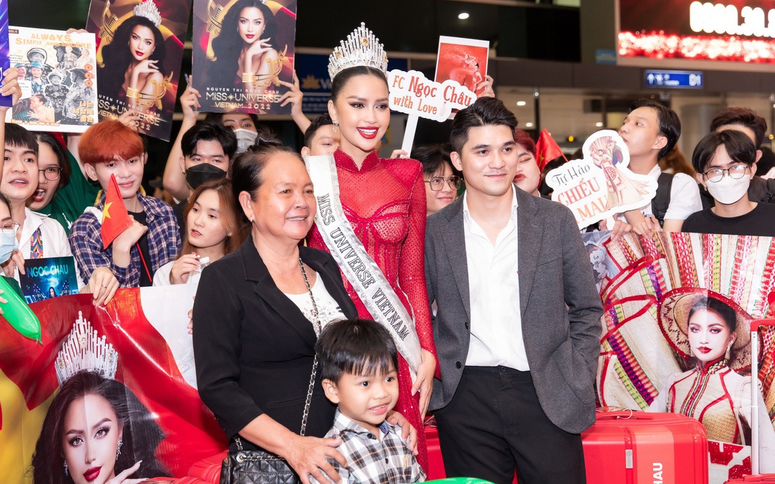 Mẹ tiễn Ngọc Châu sang Mỹ thi Miss Universe 2022