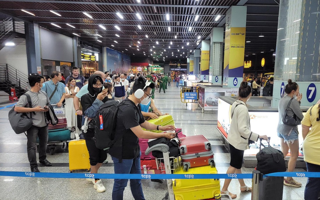Đường vào sân bay Tân Sơn Nhất ùn tắc trong ngày làm việc cuối cùng của năm 2022