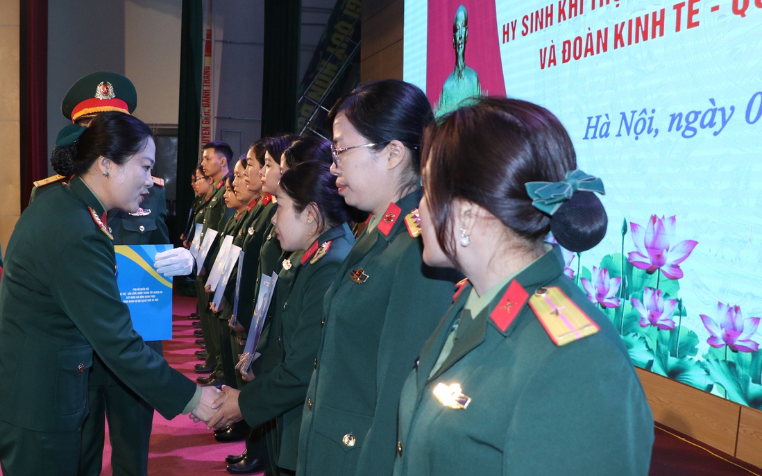 Ban Phụ nữ Quân đội thăm, tặng quà thân nhân liệt sĩ 