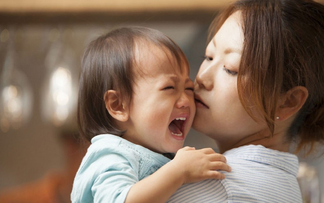 Trẻ 2 tuổi quấy khóc không rõ nguyên nhân, bố mẹ cần làm gì?