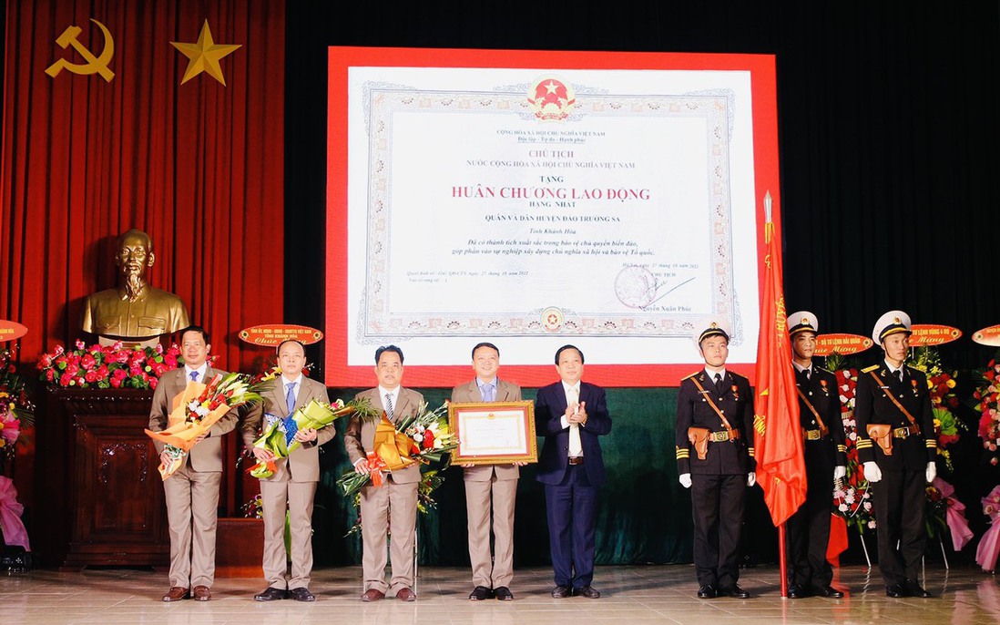 Huyện Trường Sa đón nhận Huân chương Lao động hạng Nhất