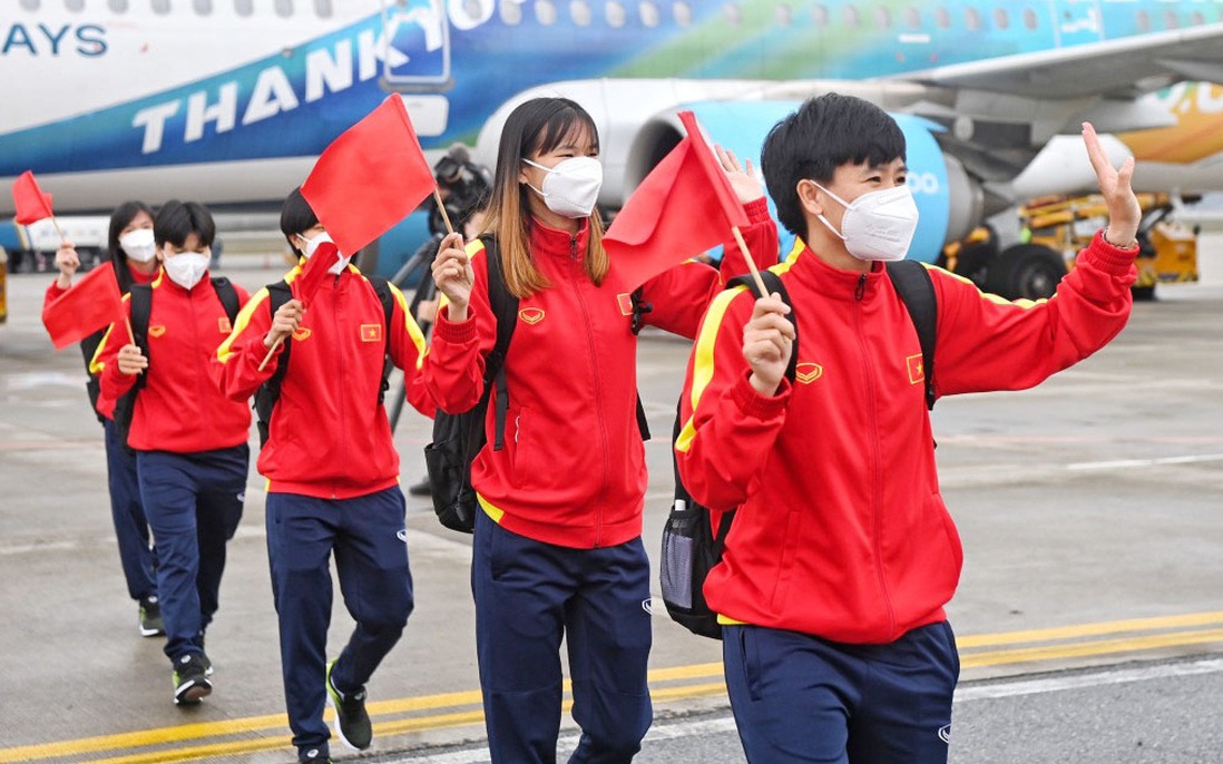 Đội tuyển bóng đá nữ Việt Nam được chào đón nồng nhiệt khi về nước