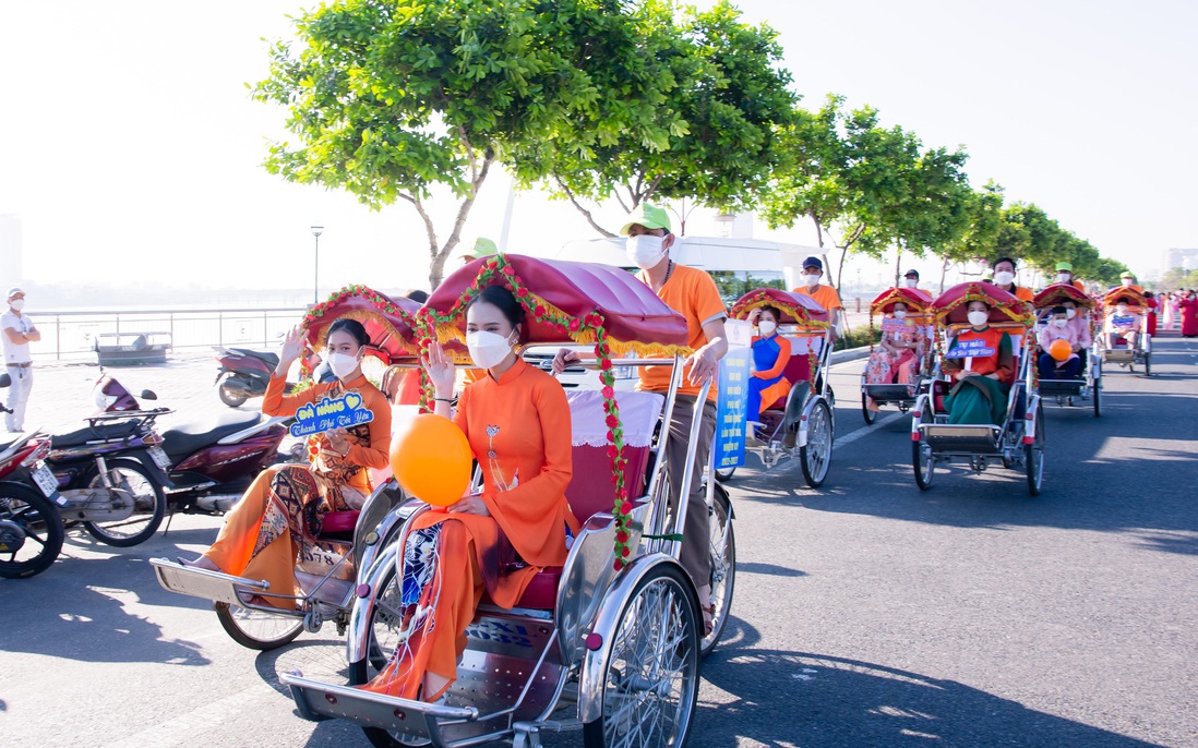 Đà Nẵng: Gần 300 phụ nữ mặc áo dài diễu hành “Chào tháng 3” 