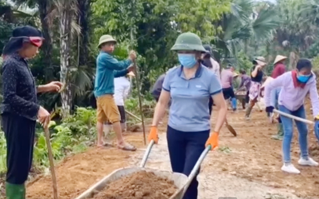 Mở rộng và san đắp lề đường bê tông nông thôn 